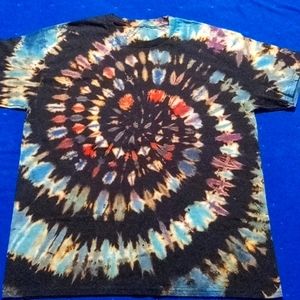 Reverse tie dye spiral